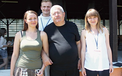 Agnieszka (z lewej) i Magda Kuźnik z o. Janem Górą OP podczas ostatnich „Lednickich wakacji” w Ustroniu-Hermanicach