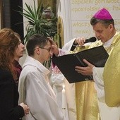 Kamil Łaciak przyjął sakramenty inicjacji chrześcijańskiej z rąk bp. Romana Pindla