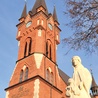 Wieża odnowionej bazyliki i figura św. Anny z Matką Bożą 