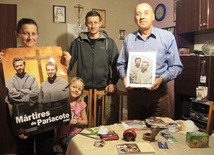 Ireneusz i Renata Strzałkowscy z synem Michałem, który urodził się trzy miesiące po prymicjach bł. o. Zbigniewa Strzałkowskiego i najmłodszą z siódemki ich dzieci - Julką