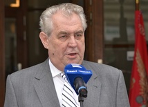 Prezydent Czech: Fala uchodźców to inwazja