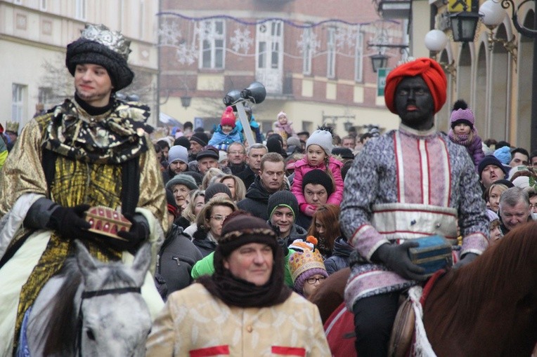 Tarnowski Orszak Trzech Króli bardzo licznie zgromadził mieszkańców miasta, jak i okolicznych miejscowości