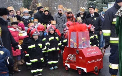 Mali strażacy, armaty i kolędy