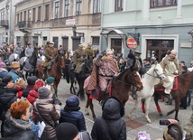 Orszak prowadzili Trzej Królowie, którzy jechali na koniach 