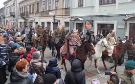 Orszak prowadzili Trzej Królowie, którzy jechali na koniach 