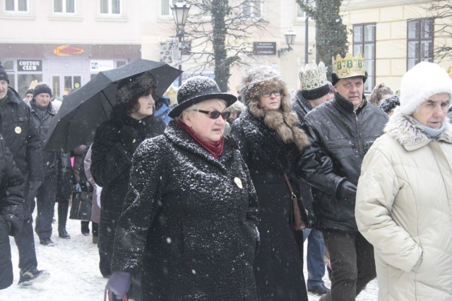 Złote korony i górnicze pióropusze