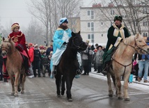 Zgodnie z tradycją łowickich orszaków, Trzej Królowie jechali na koniach