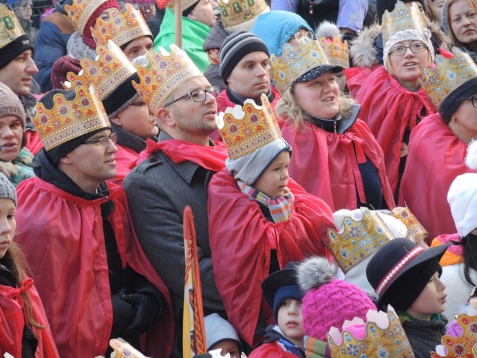 Rodzice i dzieci ze szkoły "Skała" i przedszkola "Ziarenko" jako orszak króla z Ameryki Południowej