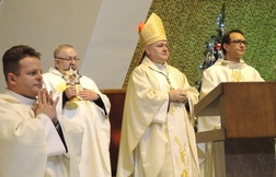 Proboszcz parafii katedralnej ks. prałat Zbigniew Powada (drugi z lewej) z relikwiarzem bł. o. Michała Tomaszka