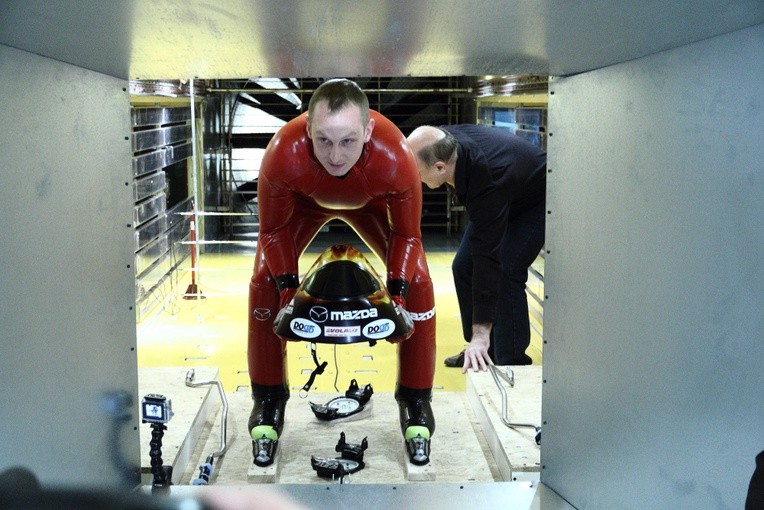 Jędrzej Dobrowolski w tunelu aerodynamicznym