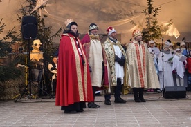 Sochaczewski orszak rozpoczął się na podzamczu, gdzie mędrcy i kapłani przypomnieli wydarzenia biblijne związane ze świętem