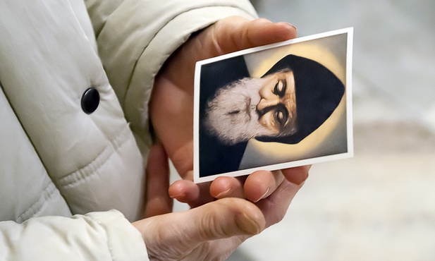 Ojciec Charbel przyciąga jak magnes