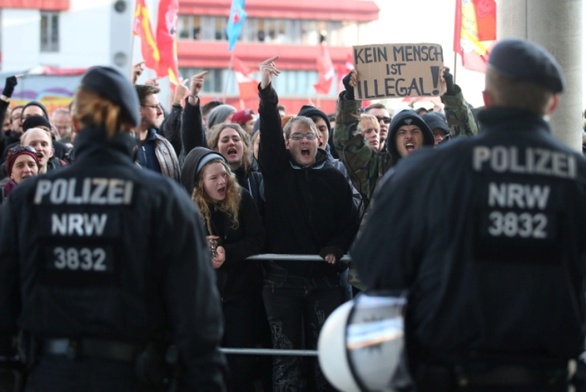 Policja rozwiązała demonstrację Pegidy 