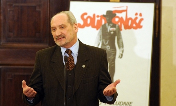 Macierewicz o bazach NATO w Polsce