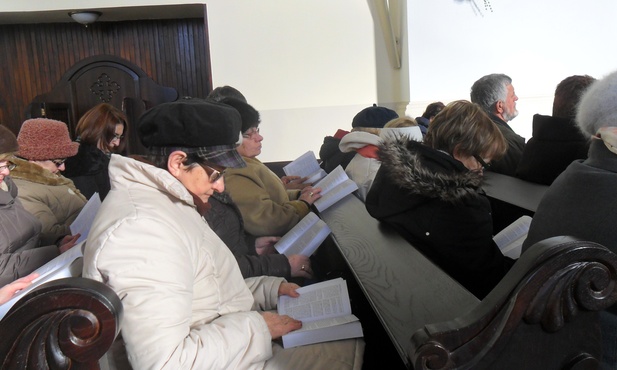 Modlitwa w kościele klasztornym ss. służebniczek w Dębicy
