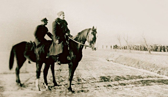 Grudzień 1944. Podpułkownik Leonard Szczęsny Zub-Zdanowicz przeprowadza przegląd oddziałów  Brygady Świętokrzyskiej