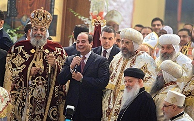  6.01.2016. Kair. Egipt. Zwierzchnik Kościoła koptyjskiego papież Tawadros II (po lewej) oraz prezydent Egiptu Abdel Fattah as-Sisi (drugi od lewej) w katedrze św. Marka. Prezydent odwiedził kościół z okazji wigilii Bożego Narodzenia. 