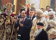  6.01.2016. Kair. Egipt. Zwierzchnik Kościoła koptyjskiego papież Tawadros II (po lewej) oraz prezydent Egiptu Abdel Fattah as-Sisi (drugi od lewej) w katedrze św. Marka. Prezydent odwiedził kościół z okazji wigilii Bożego Narodzenia. 