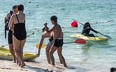 Zderzenie kultur. Ta sama plaża, różni plażowicze