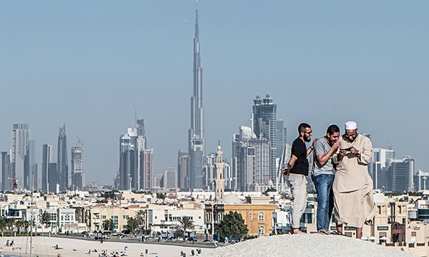 Dubaj to wizytówka Emiratów,  a wizytówką Dubaju są najwyższe drapacze chmur, plaża i... uśmiechnięci ludzie 