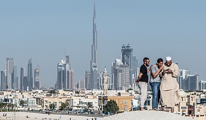 Dubaj to wizytówka Emiratów,  a wizytówką Dubaju są najwyższe drapacze chmur, plaża i... uśmiechnięci ludzie 