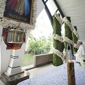 Papież oddaje cześć  relikwiom św. Faustyny w sanktuarium  Miłosierdzia Bożego w Guayaquil w Ekwadorze