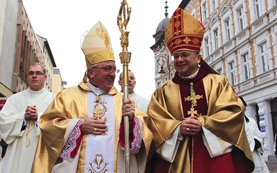 Nuncjusz apostolski abp Celestino Migliore wręczył bp. Lityńskiemu pastorał, który należał wcześniej do bp. Benscha i bp. Pluty