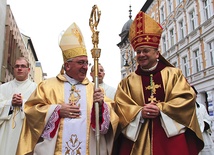 Nuncjusz apostolski abp Celestino Migliore wręczył bp. Lityńskiemu pastorał, który należał wcześniej do bp. Benscha i bp. Pluty