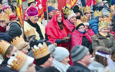 Pasterski kubrak na biskupiej sutannie – to także mała orszakowa tradycja w Świdnicy