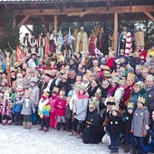 Orszak Trzech Króli w Poroninie zakończył się przy Gminnym Centrum Kultury, gdzie uczestnicy pozowali  do wspólnego zdjęcia