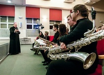 Bp Gerard zachęcał saksofonistów, by wzorem niemieckich kolegów częściej grali na swoich instrumentach w kościołach