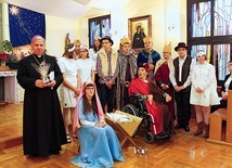 Bp Jan Kopiec z młodzieżą, która wystąpiła przed pracownikami  gliwickiej kurii 