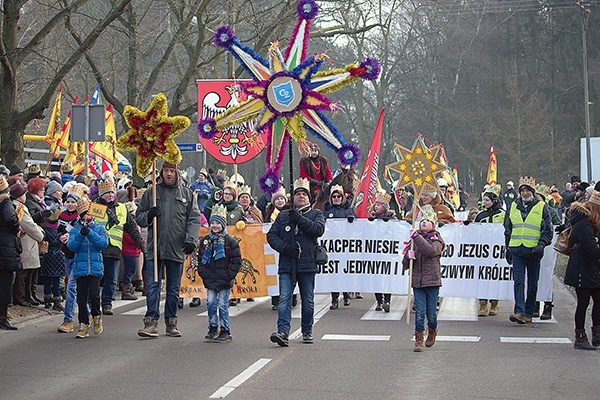 Uczestnicy orszaku na ulicach Ostródy