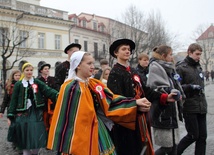 Wśród tańczących wyróżniała się młodzież ubrana w stroje łowickie