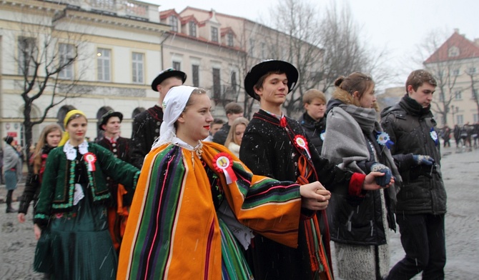 Wśród tańczących wyróżniała się młodzież ubrana w stroje łowickie