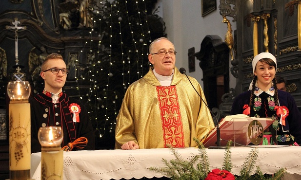 Również przy ołtarzu ks. Wiesławowi Skoniecznemu asystowała para ubrana po łowicku 