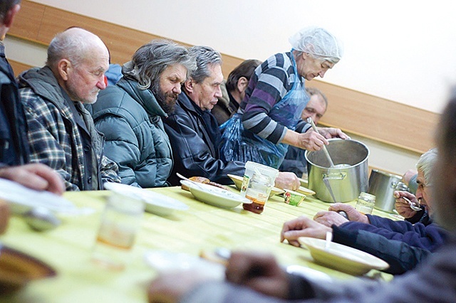  Wielu pozbawionych dachu nad głową chłodne dni spędzało w schronisku