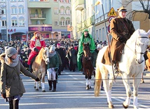  Wielu koszalinian zdobyło się na przywdzianie papierowych koron 
