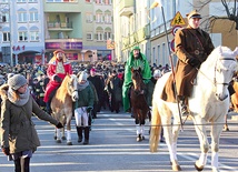  Wielu koszalinian zdobyło się na przywdzianie papierowych koron 