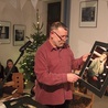 Zbigniew Ważydrąg pokazywał ks. Twardowskiemu zrobione przez siebie zdjęcia.  O tym ksiądz powiedział, że to  Chrystus Frasobliwy z papierosem