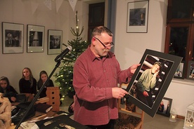 Zbigniew Ważydrąg pokazywał ks. Twardowskiemu zrobione przez siebie zdjęcia.  O tym ksiądz powiedział, że to  Chrystus Frasobliwy z papierosem