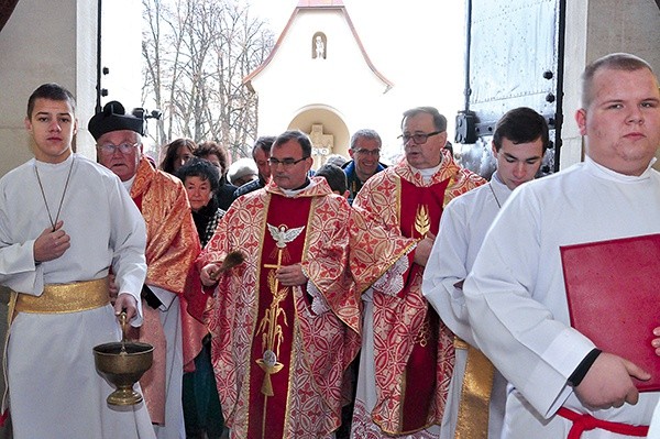 Przejście przez bramę w Szczepanowie 