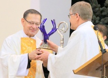 Ks. Tadeusz Bańkowski odbiera statuetkę z podziękowaniami od Polskiego Związku Niewidomych, którą wręczył ks. Andrzej Gałka, krajowy duszpasterz niewidomych