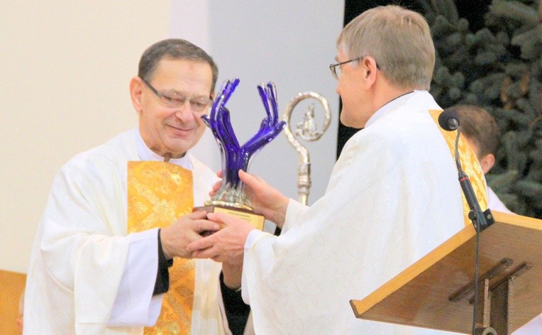 Ks. Tadeusz Bańkowski odbiera statuetkę z podziękowaniami od Polskiego Związku Niewidomych, którą wręczył ks. Andrzej Gałka, krajowy duszpasterz niewidomych