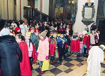  Maluchy z wielką radością biorą udział w tej inicjatywie