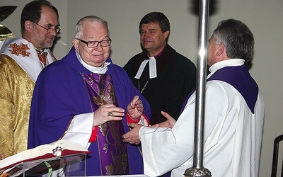 W naszej diecezji co roku odbywają się nabożeństwa ekumeniczne.  Temu w Gromadce w 2009 r. przewodniczył kard. H. Gulbinowicz