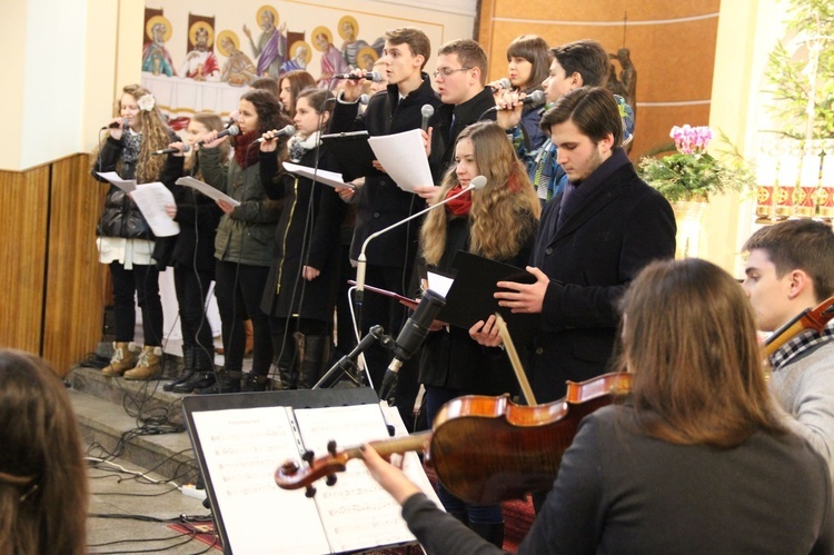 Koncert kolęd w Mościcach w wykonaniu około trzydziestki młodych śpiewaków i muzyków
