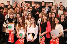 Uczestnicy etapu diecezjalnego olimpiady, ich opiekunowie i organizatorzy z bp. Henrykiem Tomasikiem. W pierwszym rzędzie laureatki