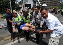 Kilka eksplozji i strzały w centrum Dżakarty