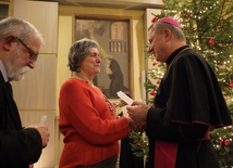 W czasie spotkania każdy miał okazję przełamać się opłatkiem i złożyć życzenia biskupowi Wiesławowi